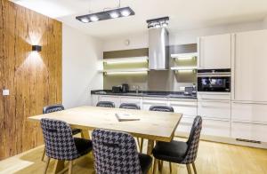 萨尔巴赫Bolodges Apartments by Alpin Rentals的厨房配有木桌和椅子