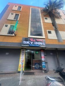 班加罗尔Hotel SKY INNs的一座建筑,上面有读天空事物的标志