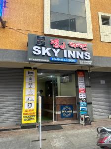 班加罗尔Hotel SKY INNs的一座建筑,上面有天窗店的标志