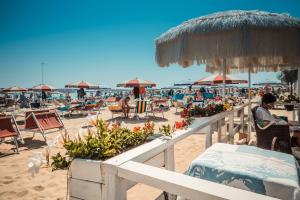 贝拉里亚-伊贾马里纳密苏里酒店的海滩上摆放着桌椅和遮阳伞