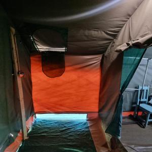 格拉斯科普Chosen Glamping Tents的享有帐篷内水景