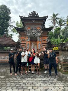 坎古Nunu Bali Eco Friendly Retreat的一群站在建筑物前的人