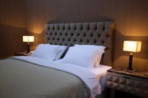维也纳维也纳套房酒店的一间卧室配有一张大床和两盏灯