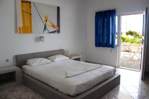阿达玛斯帕拉斯伯罗思村公寓式酒店的一间卧室配有一张床,享有庭院的景色