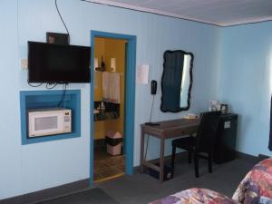 Haileybury黑利伯瑞海滩汽车旅馆 的客房设有书桌和墙上的电视