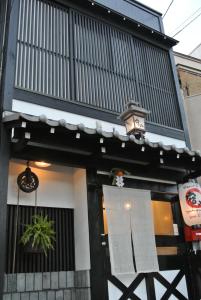 京都宿屋旅馆的建筑的侧面有时钟