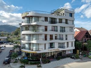 萨帕Tropical Paradise Sapa Hotel & Coffee的城市的公寓楼,有停车位