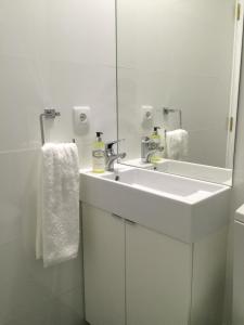 波尔图Clerigos-H的浴室设有白色水槽和镜子