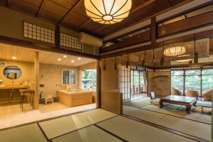 京都京都南禅寺八千代日式旅馆的大客房设有带浴缸的浴室。