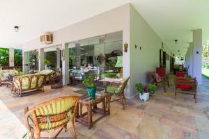 乌巴图巴Suites Prime Itamambuca的一个带桌椅的庭院和一间餐厅