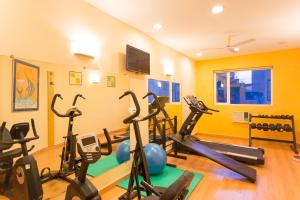 浦那浦那金杰酒店 - 宾布里的健身房,室内配有几辆健身自行车