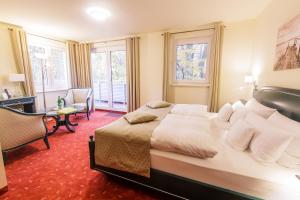 施特拉尔松德库热翰斯德文酒店的酒店客房带一张大床和一把椅子
