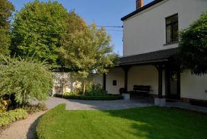 弗勒吕斯提勒尔斯旅馆的院子内有长凳的房子