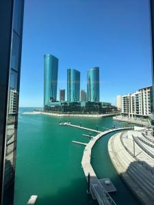 麦纳麦Harbour View Condo - Seaview اطلالة بحرية的水面上高楼城市景观