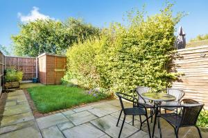 BuckinghamshireCosy Corner 2BR Home in Aylesbury, near Stoke Mandeville Hospital by ExitKeys Stays的后院的庭院配有桌椅