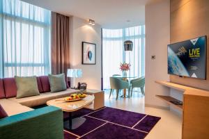 阿布扎比首都中心罗塔纳公寓式酒店的带沙发和电视的客厅