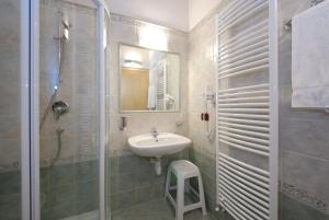 莫埃纳利德雅雷酒店的浴室配有盥洗盆和带镜子的淋浴