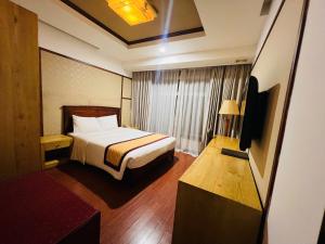 河内Sao Mai Boutique Hotel Hanoi的酒店客房,配有床和电视