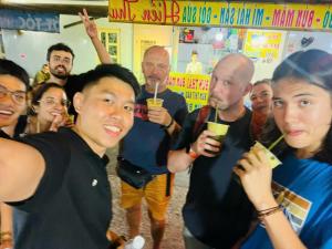 胡志明市Saigon Authentic Hostel - Cozy Rooftop, Family Cooking Experience, FREE Walking Tour, Vietnamese Breakfast & Gym的一群人摆上一张带饮料的照片