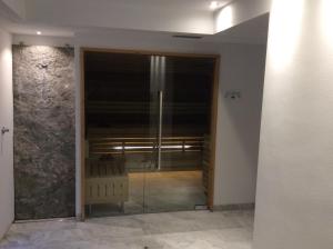 塞尔瓦迪加尔代纳山谷Hotel Silvana的玻璃门通向带椅子的房间
