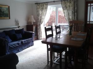 WolsinghamAngate Cottage的客厅配有桌子和沙发