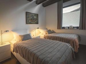 明斯特WK Suite Comfortable holiday residence的酒店客房设有两张床和窗户。