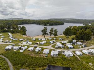 乌洛夫斯特伦Halens Camping och Stugby的享有湖畔停车场的空中景致