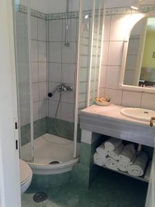 莫拉蒂卡五月花酒店的带淋浴、盥洗盆和卫生间的浴室