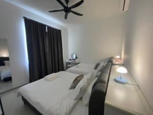 新山Bukit Indah - Room with Private Bathroom 1-4Pax的一间卧室配有两张床和吊扇