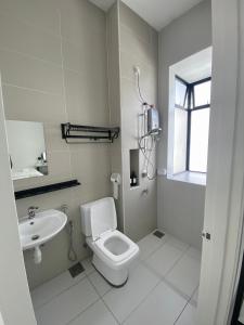 新山Bukit Indah - Room with Private Bathroom 1-4Pax的白色的浴室设有卫生间和水槽。