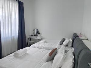 新山Bukit Indah - Room with Private Bathroom 1-4Pax的卧室内的一张带枕头的白色床