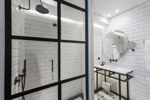 雅典可可玛特酒店的一间浴室