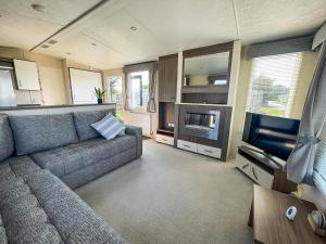 大雅茅斯Lovely 6 Berth Caravan With Decking At Cherry Tree Park In Norfolk Ref 70320C的带沙发和电视的客厅