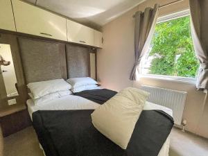 大雅茅斯Lovely 6 Berth Caravan With Decking At Cherry Tree Park In Norfolk Ref 70320C的小型客房 - 带2张床和窗户