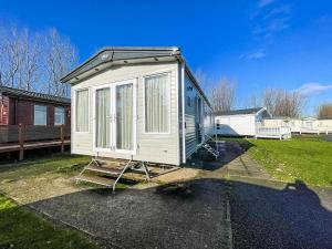 亨斯坦顿Beautiful Caravan At Manor Park Nearby Hunstanton Beach Ref 23030W的坐在院子里的小白色房子