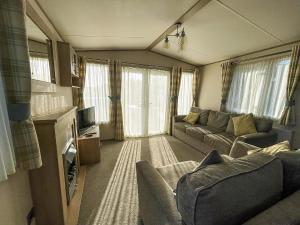 亨斯坦顿Beautiful Caravan At Manor Park Nearby Hunstanton Beach Ref 23030W的带沙发和电视的客厅