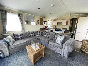 大雅茅斯Lovely 6 Berth, Dog Friendly Caravan For Hire In Norfolk Ref 50011Ae的客厅配有沙发和桌子