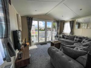 大雅茅斯Lovely 6 Berth, Dog Friendly Caravan For Hire In Norfolk Ref 50011Ae的带沙发和电视的客厅