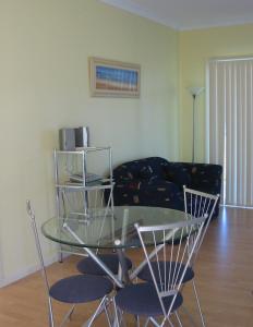 潘尼萧袋鼠岛林赛旅馆的客厅里设有玻璃桌和椅子
