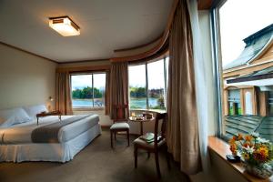 瓦尔迪维亚纳格兰酒店的酒店客房设有一张床和一个大窗户
