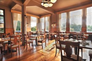 瓦尔迪维亚纳格兰酒店的餐厅设有木桌、椅子和窗户。