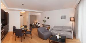 斯普利特维斯特碧尔宫住宅酒店的客厅配有沙发和桌子