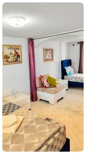 西迪·布·赛义德Cosy Duplex" Sidi Bou Said "的一间带两张床和一张沙发的客厅