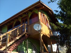 克卢日-纳波卡特兰西瓦尼亚牛仔小屋乡村民宿的树屋的一侧设有阳台