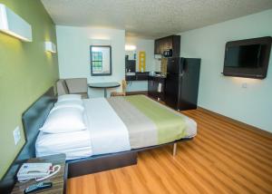 帕勒斯坦Motel 6-Palestine, TX的酒店客房设有一张大床和一个厨房。