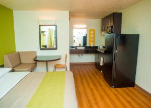 帕勒斯坦Motel 6-Palestine, TX的客房设有一张床和带冰箱的厨房