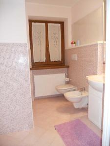 阿莱盖Casa Vacanze Villa Elena的浴室设有2个卫生间和水槽
