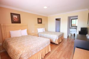 迈阿密辛巴达汽车旅馆的酒店客房设有两张床和电视。
