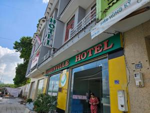 Xa Dau GiayGreen Ville Hotel Đồng Nai的女人站在旅馆外面