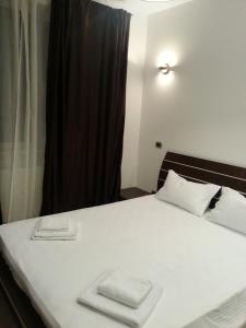 康斯坦察Apartament Verona的一间卧室配有一张床,上面有两条毛巾